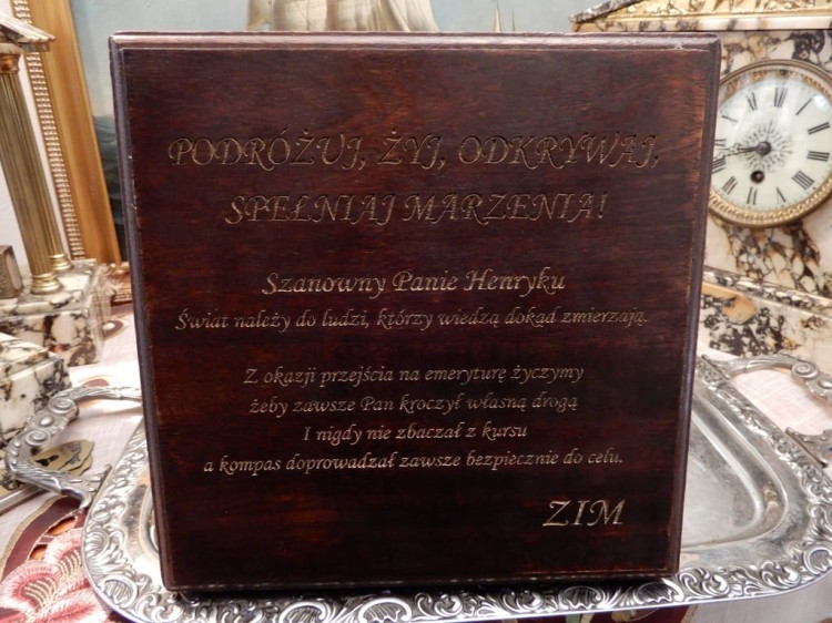 dedykacja grawerowana w drewnie na pudełku z zegarem słonecznym