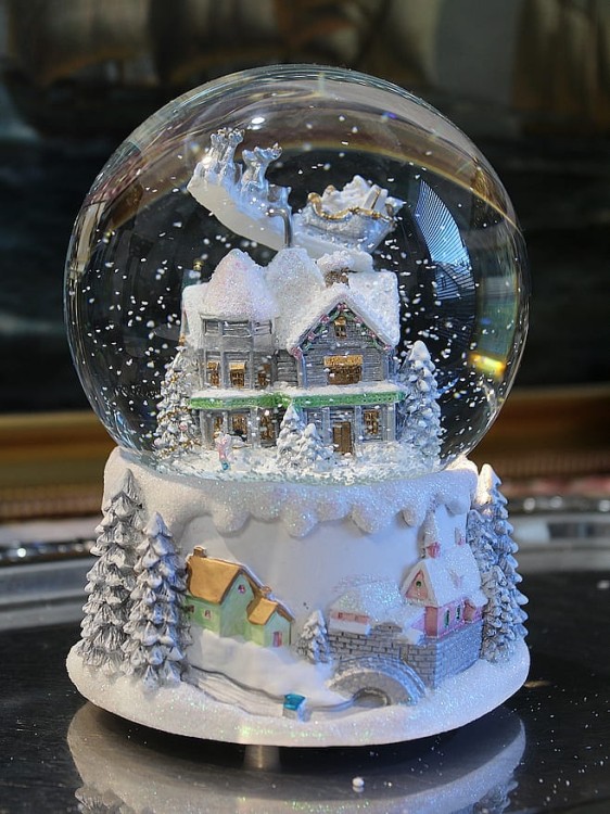 Zimowa kula śnieżna z pozytywką domek w lesie prezent dla babci dziadka i dzieci