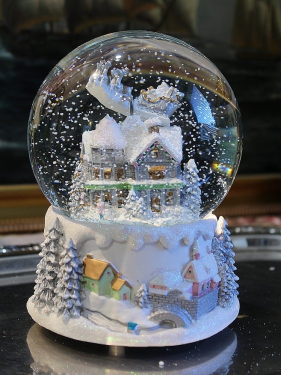 Świąteczna kula śnieżna z pozytywką zimowy krajobraz dekoracja dla kolekcjonerów i wierzących