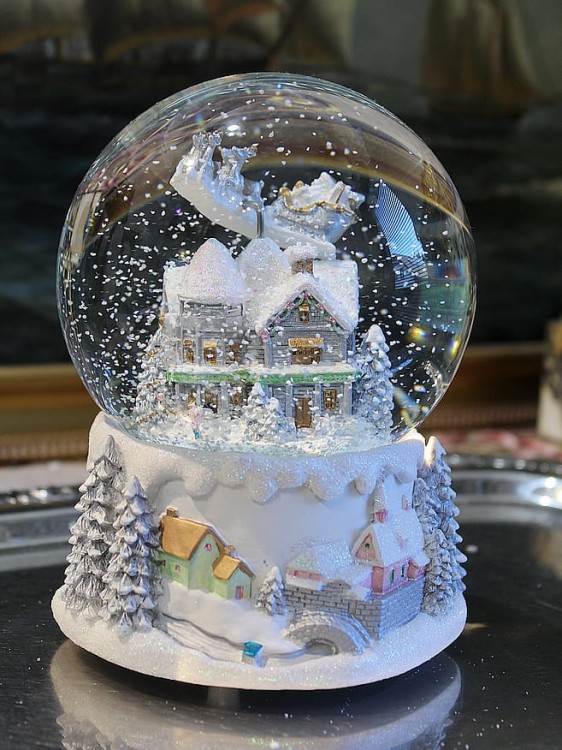 Kula śnieżna z pozytywką zimowa chata i sanie Mikołaja prezent dla rodziny i przyjaciół