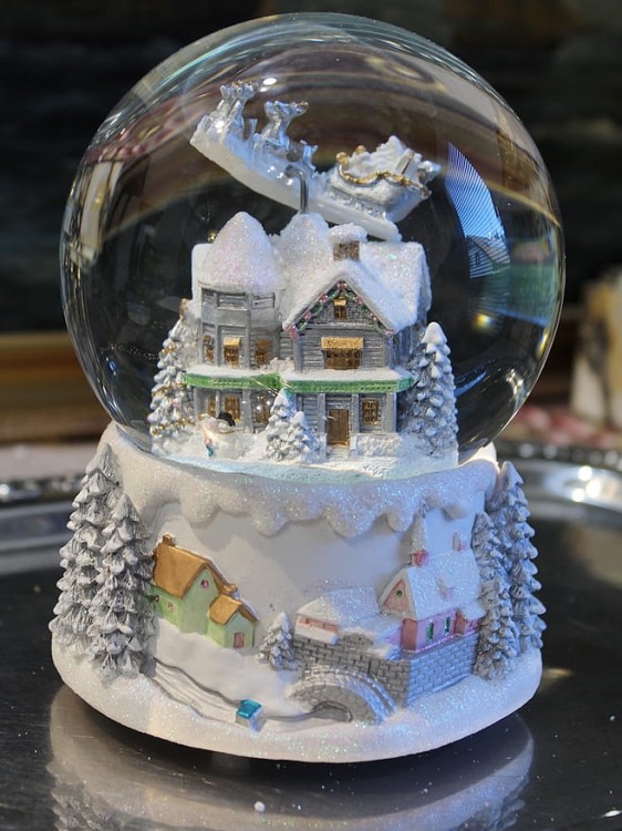 Dekoracyjna kula śnieżna z pozytywką zimowa sceneria elegancki prezent do domu i biura