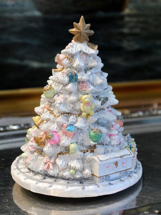 Choinka z polyresinu obracająca się z melodią świąteczną prezent dla rodziny i kolekcjonera