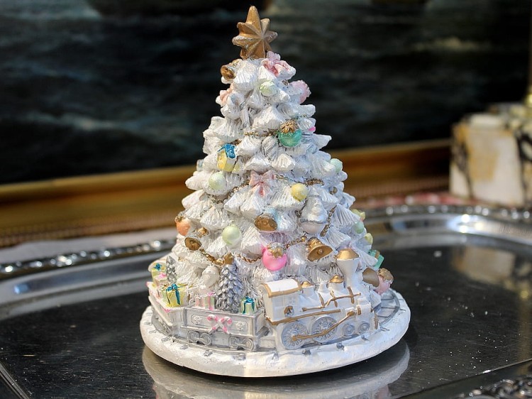 Obracająca się choinka z pociągiem wokół podstawy świąteczna dekoracja dla bliskich