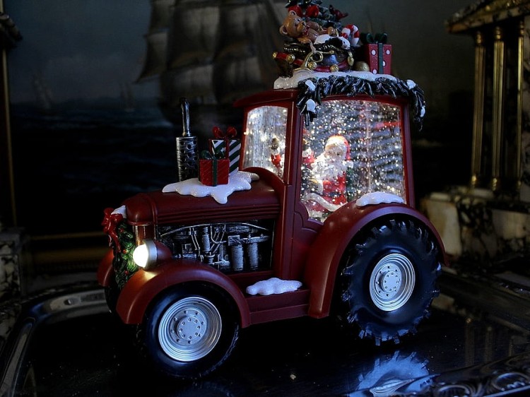 Świąteczny traktor z figurką Mikołaja elegancka dekoracja z zasilaniem USB i bateriami