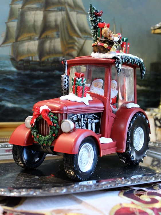 Traktor bożonarodzeniowy wielokolorowy dekoracja LED z pozytywką prezent dla dziadków