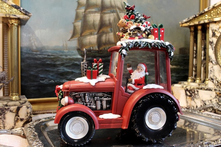 Czerwona dekoracja świąteczna traktor z Mikołajem ozdoba bożonarodzeniowa do salonu