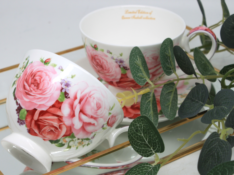 Dwie porcelanowe filiżanki w róże na prezent