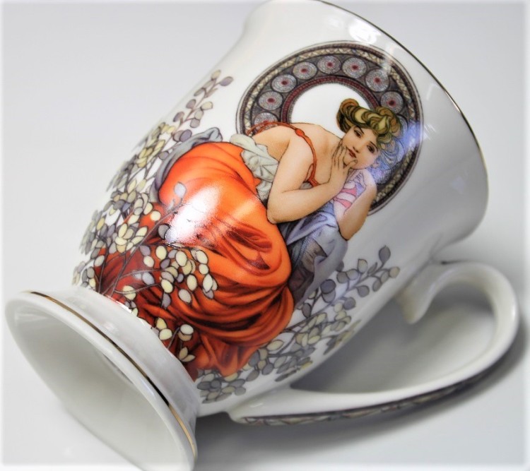 Secesyjny styl w użytkowej formie kubka na herbatę dla fana art nouveau