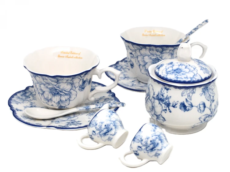 Elegancki komplet porcelanowy w ozdobnym pudełku