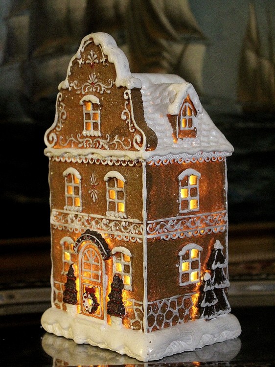 Uroczy domek piernikowy z lampkami idealny do salonu lub jadalni