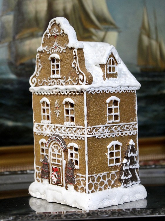 Ozdobny domek piernikowy LED na stół lub komodę prezent dla dziecka