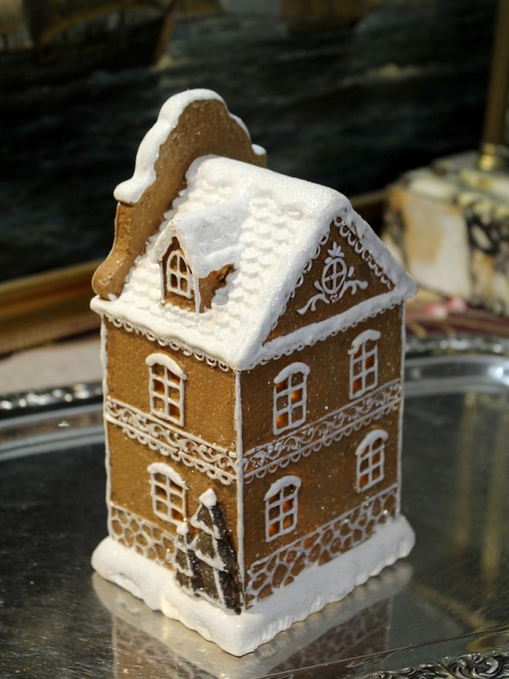 Świecąca dekoracja świąteczna domek piernikowy dla dziecka i rodziców