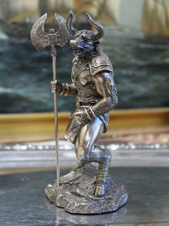 Figurka Minotaura na podstawie, idealna dla fana fantasy i legend