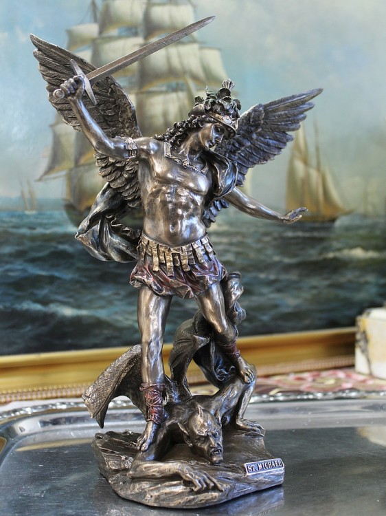 Figurka Archanioła Michała pokonującego demona, ozdoba dla funkcjonariusza