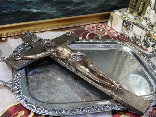Gotycki krzyż z realistycznymi detalami, ozdoba do domowej kapliczki