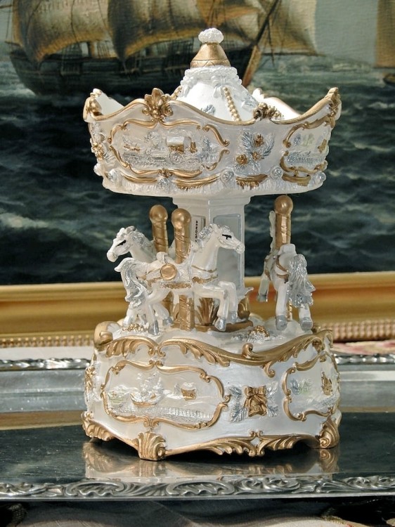 Dekoracyjna karuzela z pozytywką, kolekcjonerski przedmiot w klasycznym stylu vintage do wnętrz