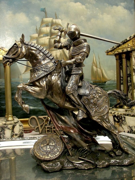 Dynamiczna figurka rycerza w szarży idealna dla miłośnika historii i średniowiecza