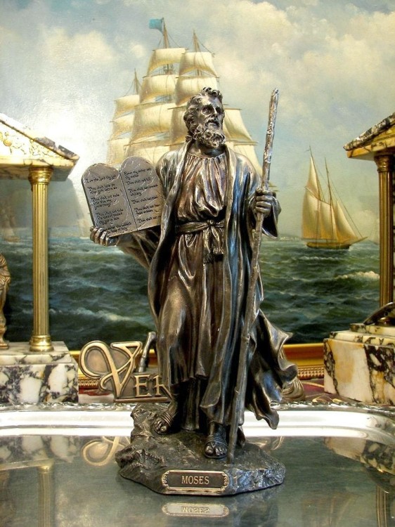 Figurka Mojżesza z tablicami przykazań Veronese jako elegancka dekoracja dla kolekcjonera religijnego.