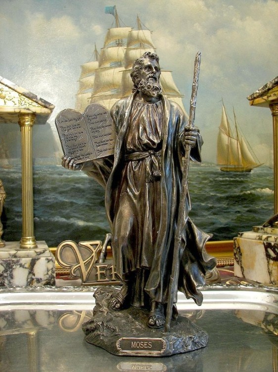 Figurka Mojżesza Veronese z tablicami przykazań idealna dla kolekcjonera sztuki biblijnej..jpg