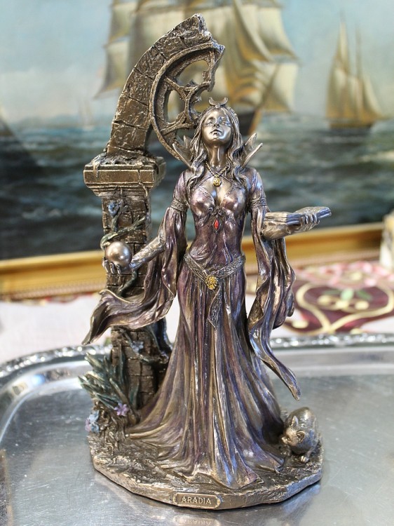 Kolekcjonerska figurka Aradia Veronese idealna dekoracja salonu miłośniczki magii.