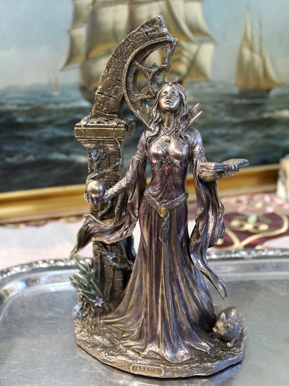 Figurka Aradia z kulą mocy i kotem idealny prezent dla fanki fantasy.