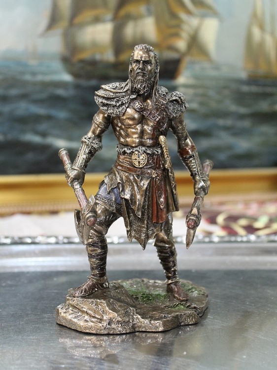 Figurka nordyckiego wojownika idealna jako prezent dla kolekcjonera mitologii i fantasy