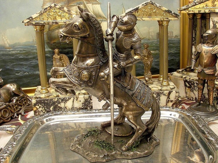 Rycerz na koniu w pełnym pędzie figurka do salonu dla fana epoki średniowiecza.