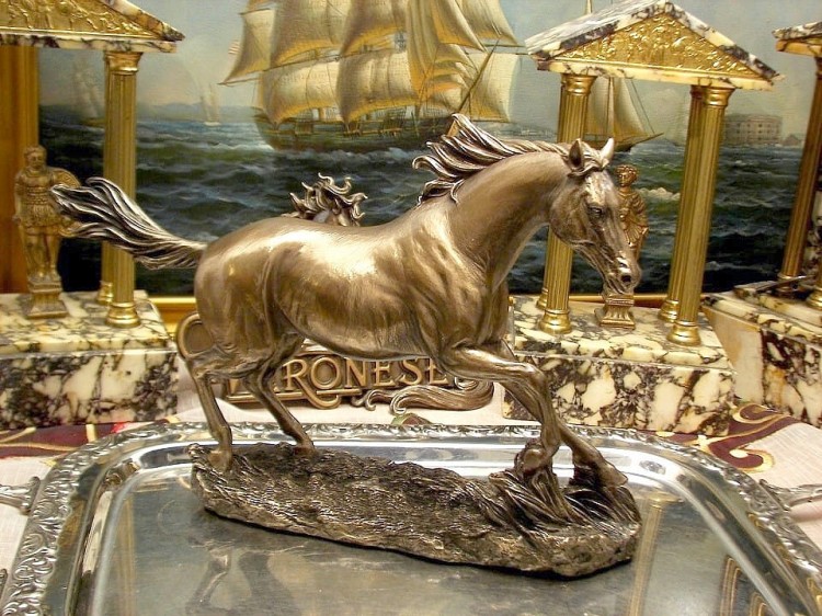 statuetka konia w ruchu elegancka dekoracja salonu dla kolekcjonera