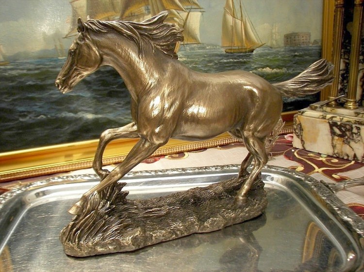 Figurka konia Veronese dekoracja gabinetu dla miłośnika natury