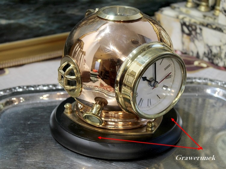 Dekoracyjny zegar z kompasem w stylu vintage do eleganckiego wnętrza