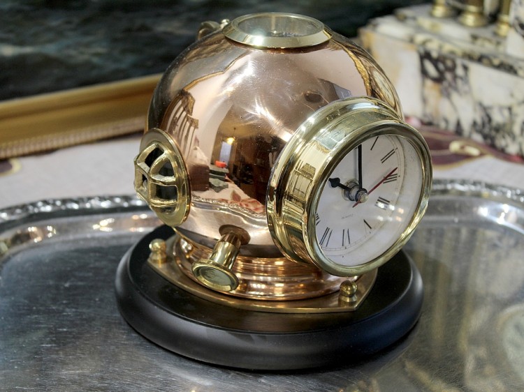 hełm nurka klasycznego z zegarem gadżet na biurko