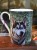 Realistyczny portret Husky o jasnych oczach na tle roślinnym