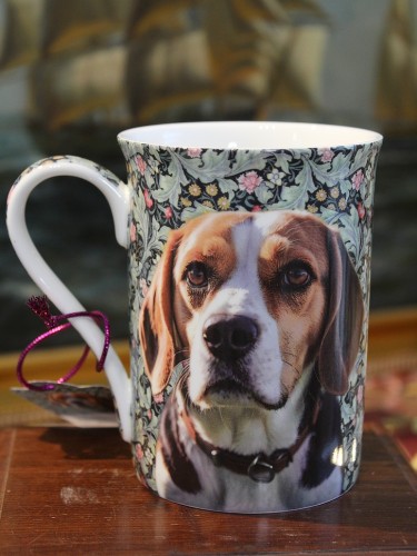 Porcelanowy kubek bone china z realistycznym portretem beagle na tle roślinnym