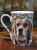 Porcelanowy kubek bone china z realistycznym portretem beagle na tle roślinnym