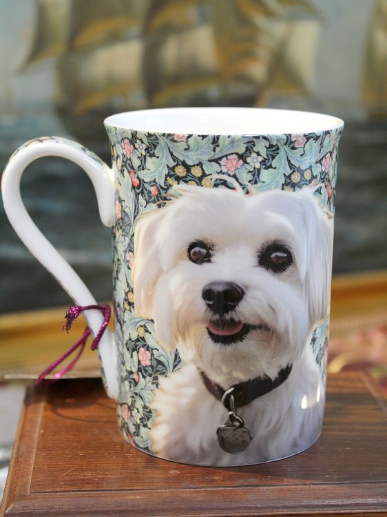 Elegancki kubek porcelanowy z Maltańczykiem do kawy w domu lub biurze