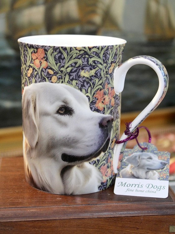 Elegancki kubek bone china z przyjaznym psem, Goldenem do kawy w domu