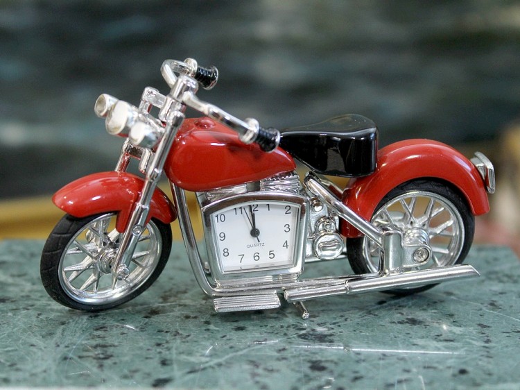 Zbliżony do choppera cruiser, metalowy zegar motocykl jako upominek urodzinowy dla chłopaka