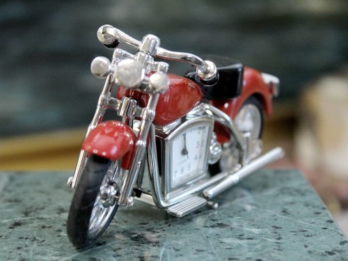 Czerwony motocykl z zegarem kwarcowym, upominek dla taty motocyklisty na półkę salonową