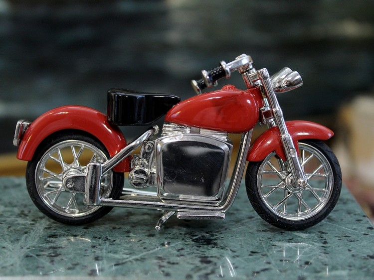 Ciężki metal i chromowane detale, zegar motocykl prezent dla kolegi z pracy.