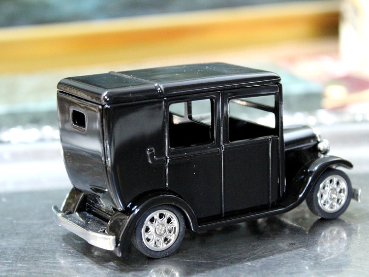 Metalowe auto taxi z zegarkiem, prezent dla kolegi z pracy kierowcy.
