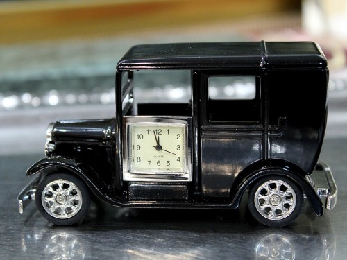 Model taxi z zegarkiem na półkę, upominek dla kierowcy i miłośnika klasyków.