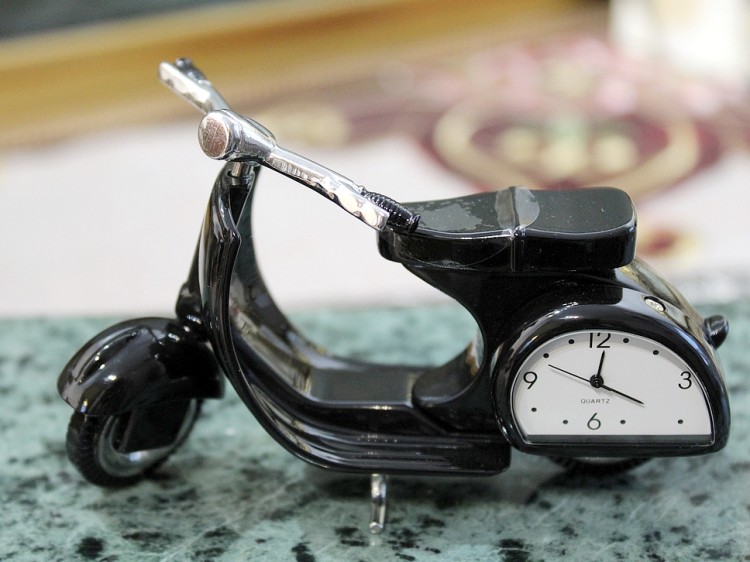 Skuter w stylu Vespa z zegarkiem, ozdoba biurka dla kierowcy.