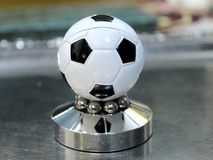 Gadżet piłkarski z zegarkiem, ozdoba biurka w pracy dla taty kibica i miłośnika futbolu.