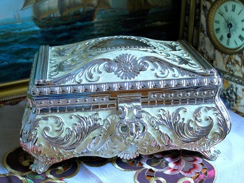 Dwupoziomowa szkatułka dla mamy z bordowym wnętrzem na biżuterię i pamiątki