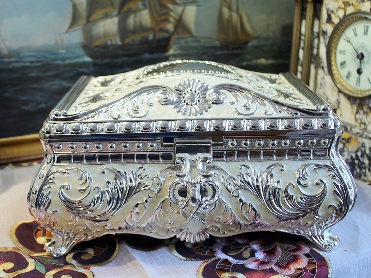 Okazała szkatułka na biżuterię dla kobiety do eleganckiego salonu lub sypialni