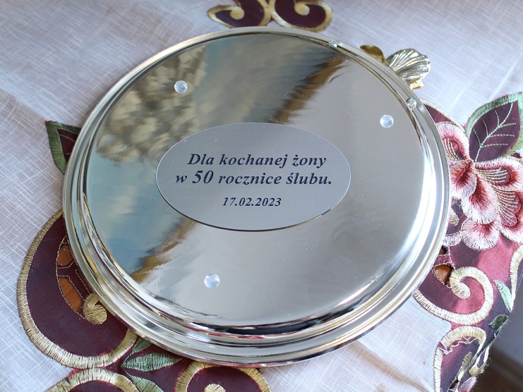 Okrągła posrebrzana taca z miejscem na dedykację