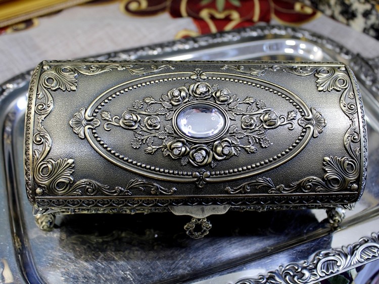 Elegancka szkatułka z różanym ornamentem na biżuterię i pamiątki