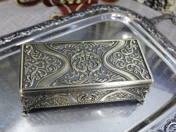 Szkatułka z ornamentem dla chrześnicy na prezent urodzinowy i pamiątki