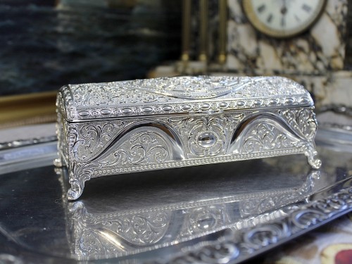 Elegancka szkatułka z bogatym ornamentem na prezent dla bratowej