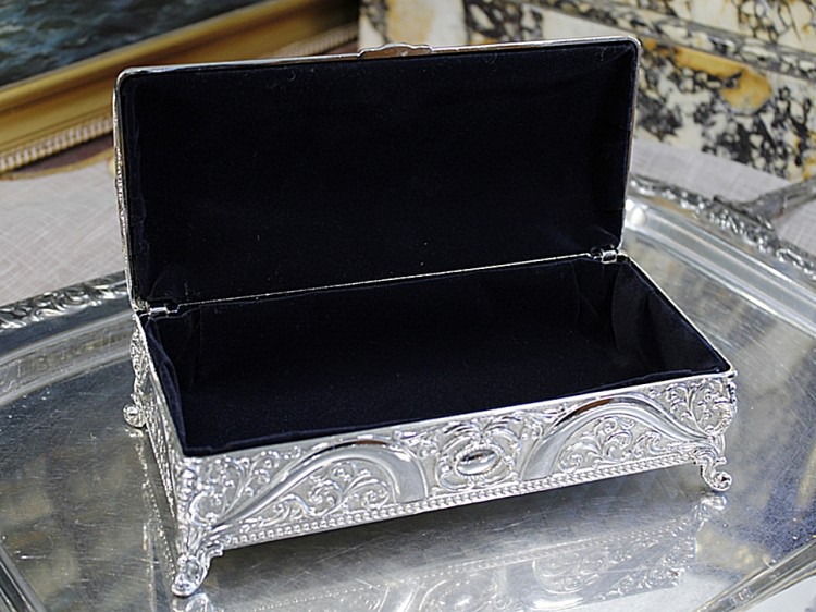 Posrebrzana szkatułka z bogatym ornamentem na biżuterię i pamiątki, elegancki prezent dla kobiety